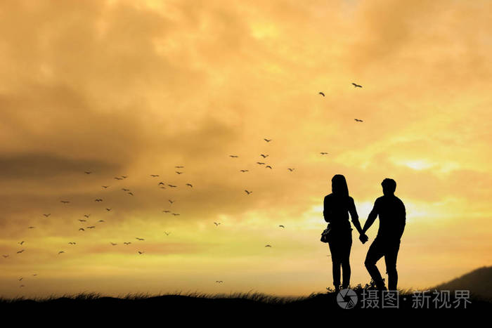 夕阳中的男女剪影