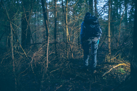 冬季森林中的背包客徒步旅行