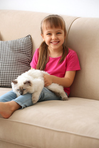 小猫在沙发上的女孩