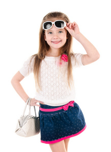 可爱的小女孩，太阳镜和袋的肖像