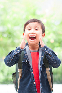 可爱的小学校男孩图片