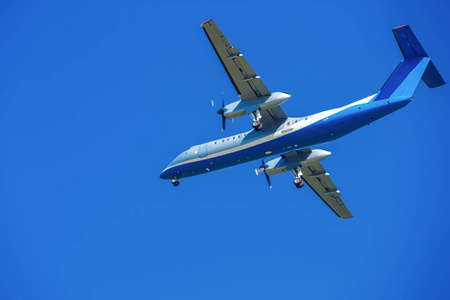 蓝色飞机飞机上蓝色图片