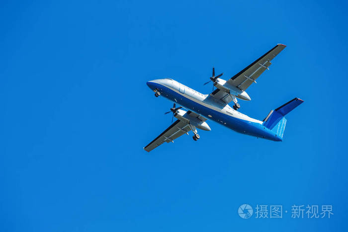 宽体飞机在蓝色的天空