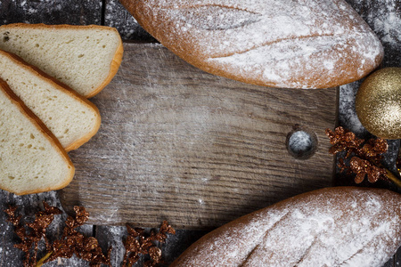 面包用面粉的木制背景。查看从上面。拼贴与三明治 面包 圣诞玩具。广告面包