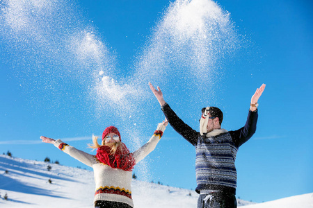 情侣玩打雪仗