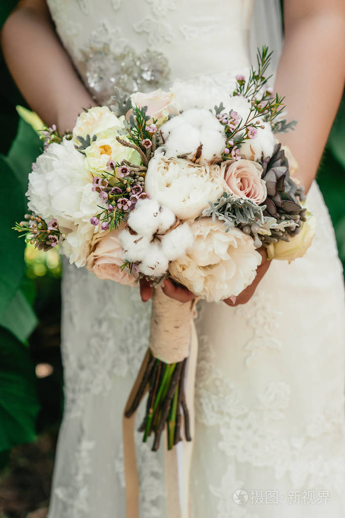新娘抱着一束婚礼鲜花软焦点棉花