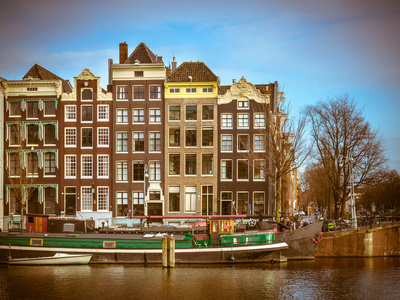 在复古的运河房子看上去在阿姆斯特阿姆斯特丹