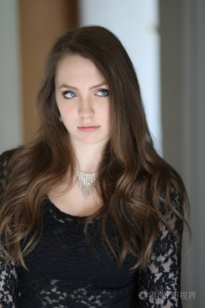 棕色的头发和美丽的蓝眼睛的女人