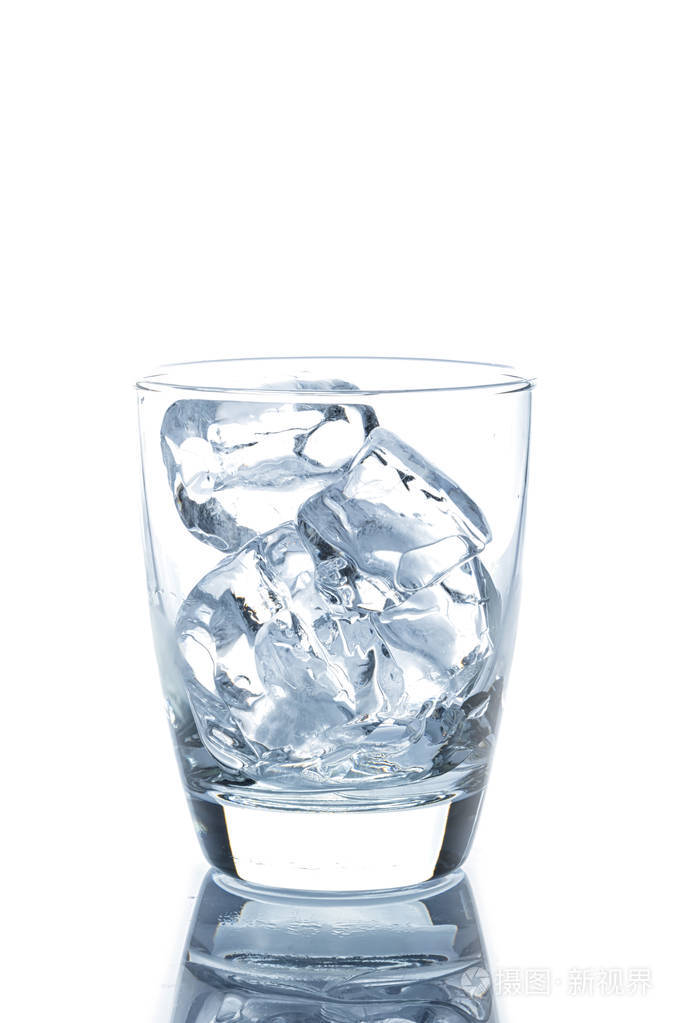冰块在白色背景上的空杯