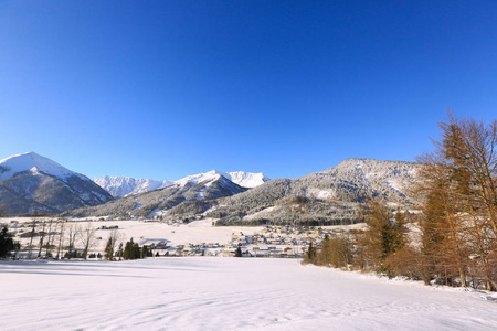 Achenkirch 高山村庄在奥地利覆盖在雪, 冬天在欧洲