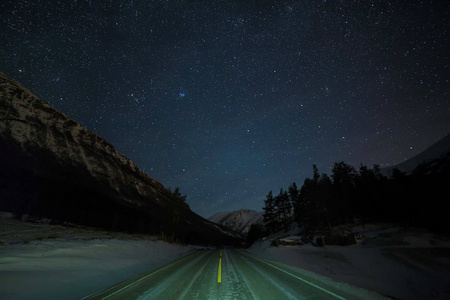 夜空中繁星的夜景图片