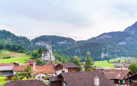 瑞士村庄与高山房子和典型为这个区域教会