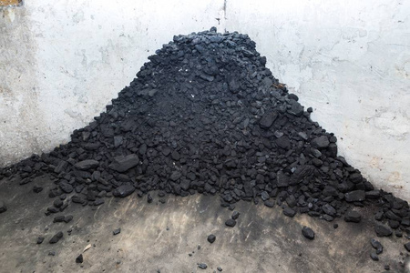 地下的房子黑煤躺在房子地下室的一堆照片