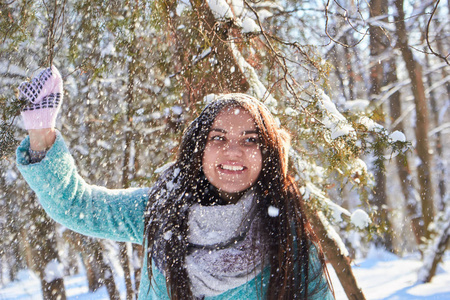 美丽的女人喜欢冬天的雪