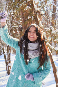 美丽的女人喜欢冬天的雪