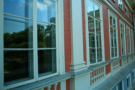 在现代建筑中的玻璃窗