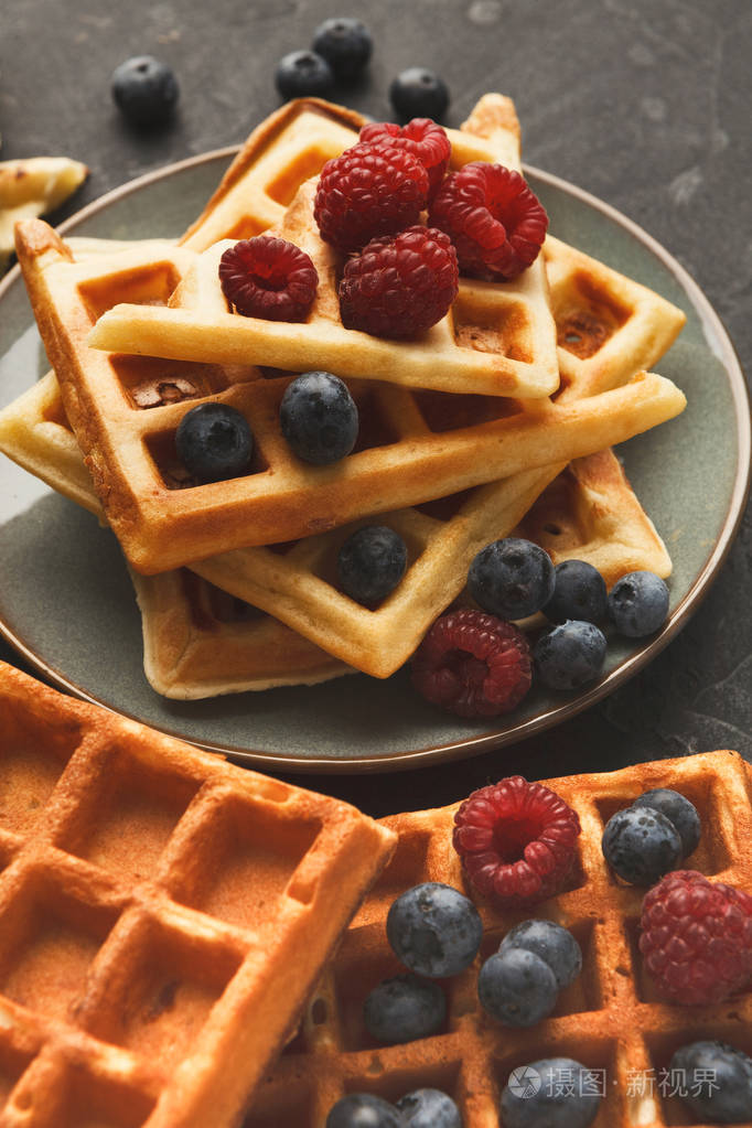 比利时华夫饼与浆果在盘子特写