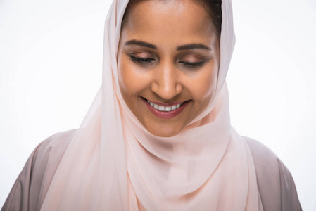 美丽的中东妇女穿着长袍照片