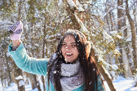 美丽的女人喜欢冬天的雪