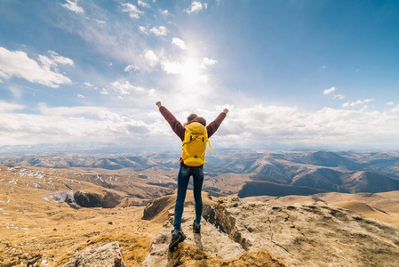 愉快的活跃女孩沿高加索山脊旅行与黄色背包照片