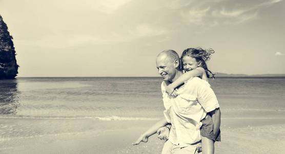 父亲和女儿在海滩上很开心