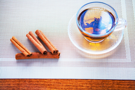 杯茶和薄荷木制背景上