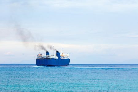 在碧蓝的海水船艘大货船和渡轮