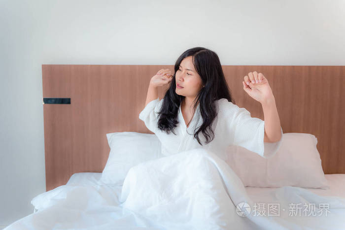 亚洲妇女在卧室醒来的画像