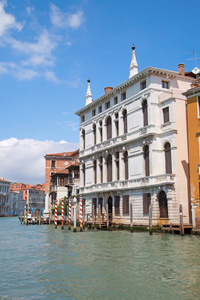 威尼斯这座古城的街道上