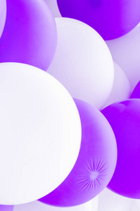 模糊充气气球的紫外线色年趋势和白色节日快乐的生日背景