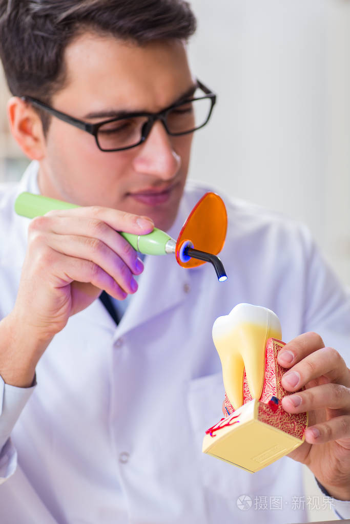 牙科医院工作的年轻牙医