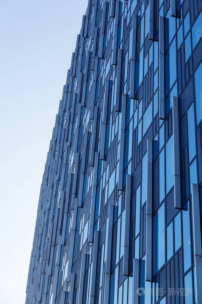 现代办公大楼与未来派的蓝色玻璃幕墙