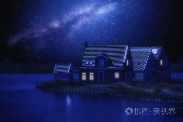 在夜晚的星空背景上的木房子里