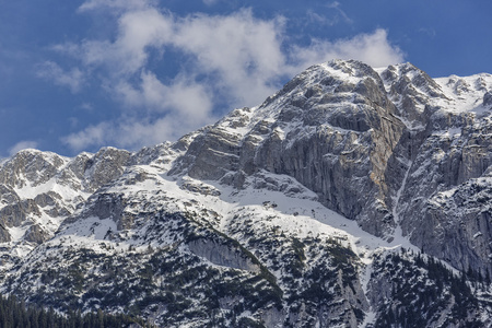 陡峭的雪山岭