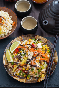 亚洲的午餐   炒米饭豆腐和蔬菜，垂直，顶部