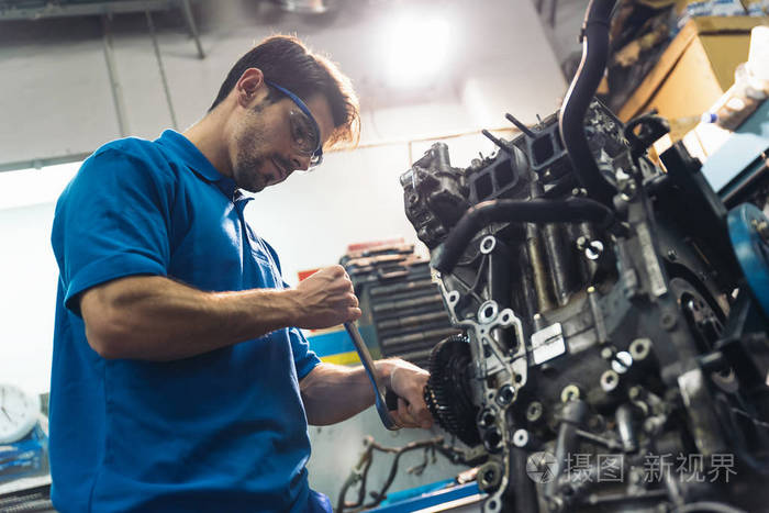 汽车发动机维修专业技工