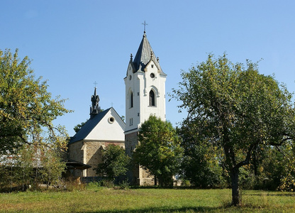 天主教教会与在 Jaslo 附近的 Biezdziedza 村的高塔