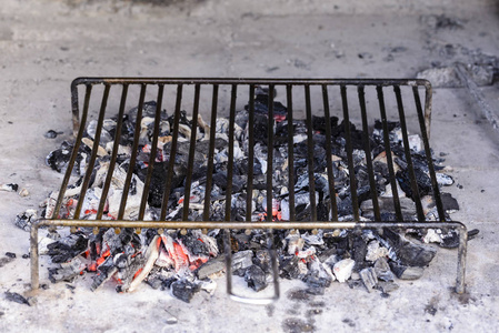 热烧烤铁烤架和发光木炭图片