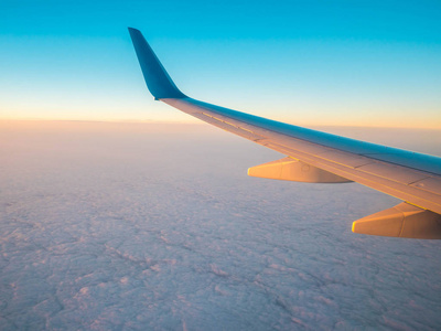 早晨日出与翼飞机.照片应用于旅游经营者.