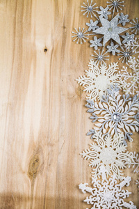 在一张木桌上的银雪花。圣诞装饰品关闭