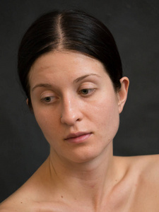 深色头发的年轻女人的肖像