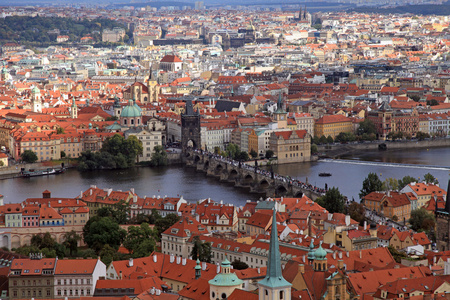 布拉格老城与红色的屋顶和伏尔塔瓦河河的全景