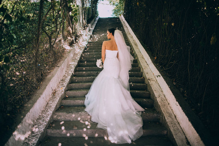 在楼梯上的美丽新娘