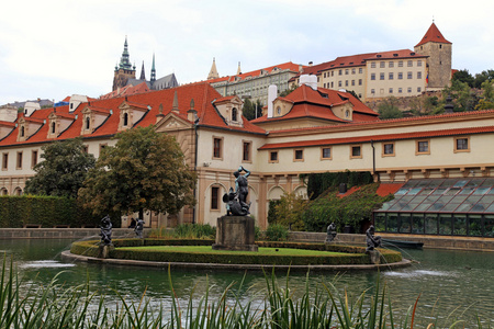 喷泉和雕像在华尔斯坦花园和布拉格城堡，布拉格