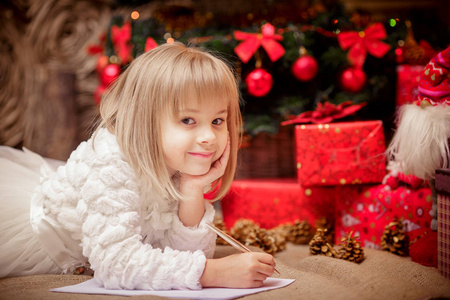 小女孩写给圣诞老人的一封信