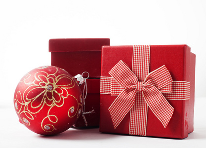 红色圣诞球和礼品盒
