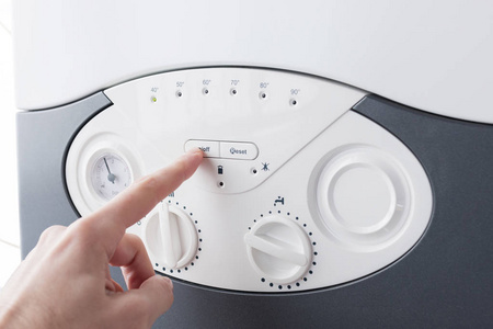 手指推动洗衣机前面板上的电源按钮