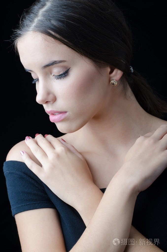 美丽的悲伤女孩闭着眼睛,黑上孤立的肖像