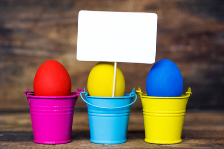 彩色水桶，选择性聚焦图像卡复活节快乐的复活节彩蛋