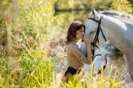 有白马的漂亮女孩照片